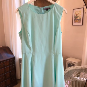 Tommy hilfiger mintgrön-turkos klänning size 6 - Mintgrön-turkos klänning från Tommy Hilfiger, endast använd en gång. Tunn och somrig. 