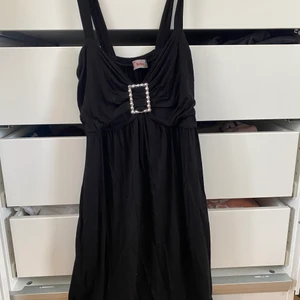 Svart klänning  - Fin klänning med detaljer fram men kommer tyvärr ej till användning. Står ingen storlek men den passar xs-m beroende på hur man vill att den ska sitta. Pris + 62kr frakt 🦋