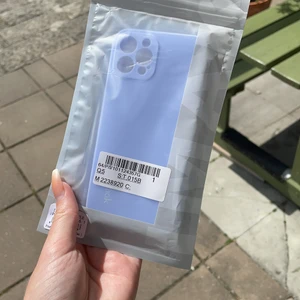 Silikonskal till iPhone 12 pro - Säljer ett helt oanvänt skal till en iPhone 12 PRO då jag har en 12a och fick hem fel skal, det är ett skal som ska skydda mobilen bättre än ett vanligt hårt plastskal. Vet inte om det framgår i bilden så bra men skalet är lila/blå. Köparen står för frakten om det inte är tillräckligt nära för att mötas.