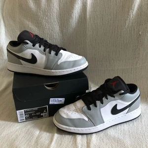 Jordan 1 low - Otroligt fina låga jordans som köptes in september 2020. Väldigt bra skick och passar till det mesta. Hör av er vid frågor och funderingar☺️