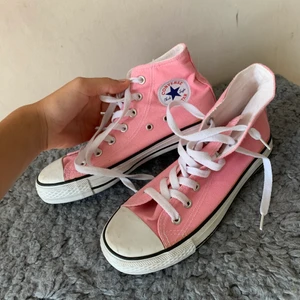 Converse storlek 35 - Helt oanvända rosa converse! Jättefint skick. Älskar dom men de är för små för mig! :( buda gärna i kommentarerna 