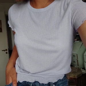 Lila topp - Endast använd en gång, lila fin topp köpt på Nordstrom's! Pris går att diskutera, frakt tillkommer 🥰