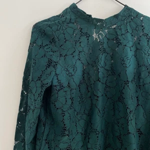 Spetsblus 💚 - Fin spetsblus som är lite högre i kragen! Storlek 34! Jag säljer även en exakt likadan i en storlek större! Finns ett inlägg om det längre ner i min profil :)