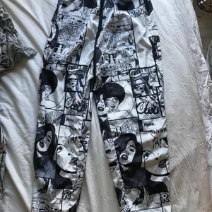 Byxor strl M - Säljer dessa snygga oanvända byxorna som är i storlek M. Jag är egentligen en L men de är stretchiga så de passar på mig. Inte jättelånga, det är inte mjukisbyxor, de har ett speciellt material som nästan känns som regnbyxor. Men de är bekväma å snygga!