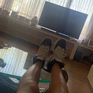 Jordans str 39 även funkar för 38 or och 40 - Ursnygga äkta och lite för stora jordans. Andvänt få tal gånger kostade 3000kr för mig. Bud från 1000kr. bjuder på levernas