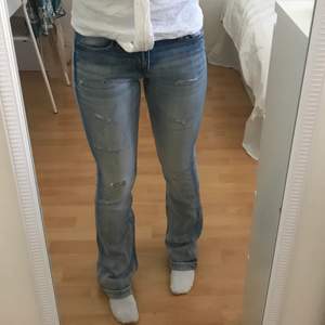 Super snygga Crocker Jeans i storlek w26 l33! Jeansen är bootcut och i en ljus tvätt med lite ”slitningar”💕