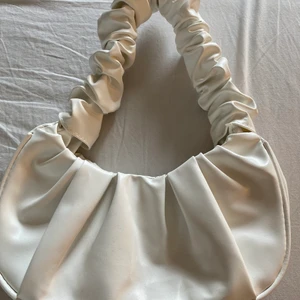 Fin väska - Fin väska från SHEIN, stort fack inuti. Aldrig använd. Frakt betalas av köpare. Tar Swish 