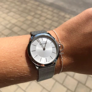 Calvin Klein klocka  - Jättefin och diskret armbandsklocka från Calvin Klein. Storlek kan anpassas enkelt med spännet. Säljer den för att den aldrig används. Den är därmed i jättebra skick. Nypris: 1790kr 🥰