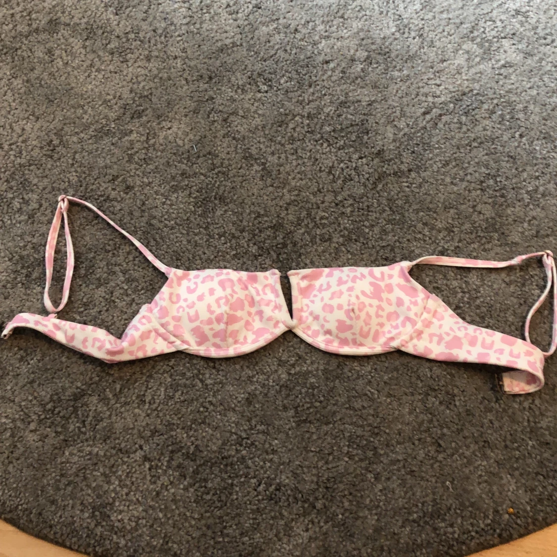 En bikini topp från SHEIN 