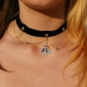Bi choker - Superfint choker med bi smycke och kedjor (obs ej äkta silver eller guld) 