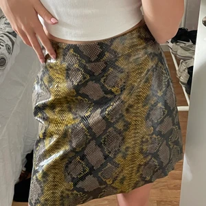 ”En skinnkjol från NA-KD” Strl. 34 - Använd 1 gång! Sitter tajt och löst i en väldigt fin färgkombination💕