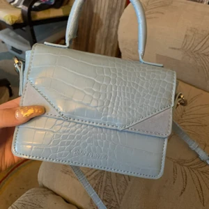 Handväska Carin Wester - En liten gullig blå Carin Wester väska, använd få gånger så väldigt bra skick !