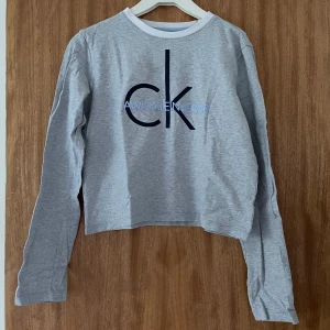 Calvin Klein Jeans tröja  - Nästan oanvänd tröja från Calvin Klein Jeans i storlek S. Den var för liten för mig, därför mycket bra skick. Pris inklusive frakt :)