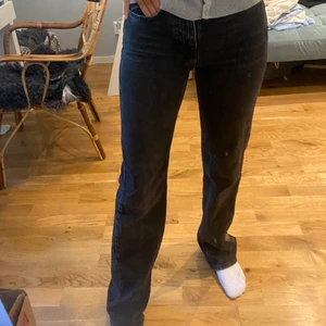 Mörkgrå jeans - Mörkgrå jeans från pull and bear. Högmidjade. Säljer då det är för små och inte kommer till användning