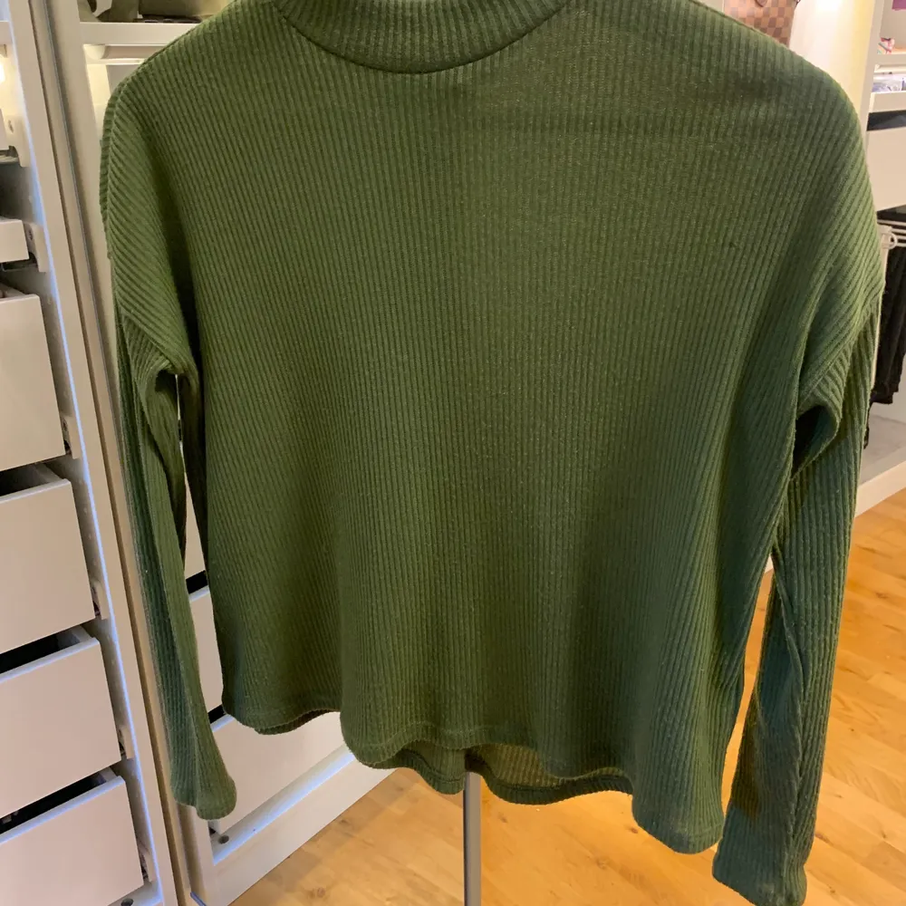 Militärgrön tröja med polokrage i storleken Xs.. Tröjor & Koftor.