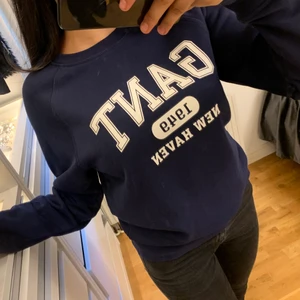 Marinblå Gant sweatshirt - Marinblå sweatshirt med vit text från Gant. Storlek Xs men passar även S. Nyskick.