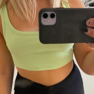 Söta linnen 💚💛 - (ENDAST SVART FINNS KVAR) Säljer dessa snygga toppar tillsammans! Super sköna men kommer tyvärr inte till användning. De två första är ribbade och är i storlek S, medans den orangea är i i lite annat material och i storlek xs-s 😍 