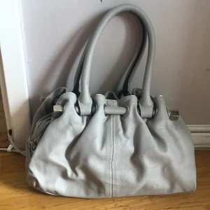 Väska - En jätte fin väska, som är lite sliten. Frakt ingår kan även möttas