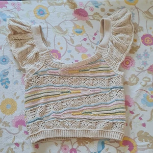 Sött topp från zara - En söt liten topp från zara. Knappt använd och som ny.