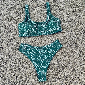 Bikini - Jättefin bikini från shein, är helt oänvänd. Säljer den pågrund av att den är för stor på mig.
