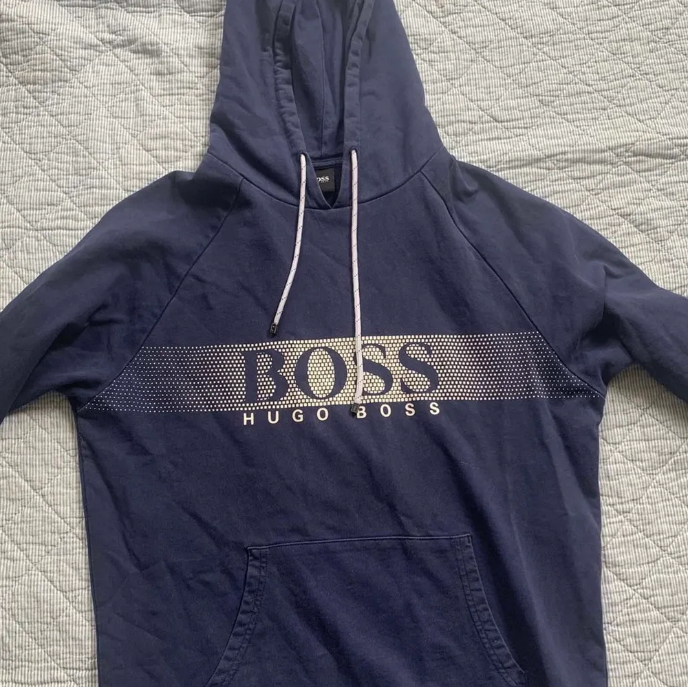 En mycket fin Hugo Boss hoodie som passar både tjejer och killar. Väldigt bra skick! 🌟 köpare står för frakt. Hoodies.