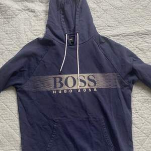 En mycket fin Hugo Boss hoodie som passar både tjejer och killar. Väldigt bra skick! 🌟 köpare står för frakt