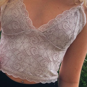 Topp - BikBok - Nästan som ny!                                                                  Storlek - XS (Passar som en S och har justerbara band).                                       Fraktkostnad - OBS! Står för en liten del av fraktsumman. Kostnaden för spårbar leverans blir då 50kr.                                                                                 Meddela mig om ni inte behöver spårbar leverans.                    Meddela även mig för frågor och fler bilder🌸