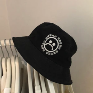 Sad Boy Buckethat - Säljer min Sad Boy Buckethat, den är knappt använd 