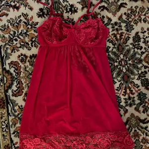 Röd underklädes-”klänning”. Väldigt bra skick och knappt använd! Fin spets. Storlek S-M💕
