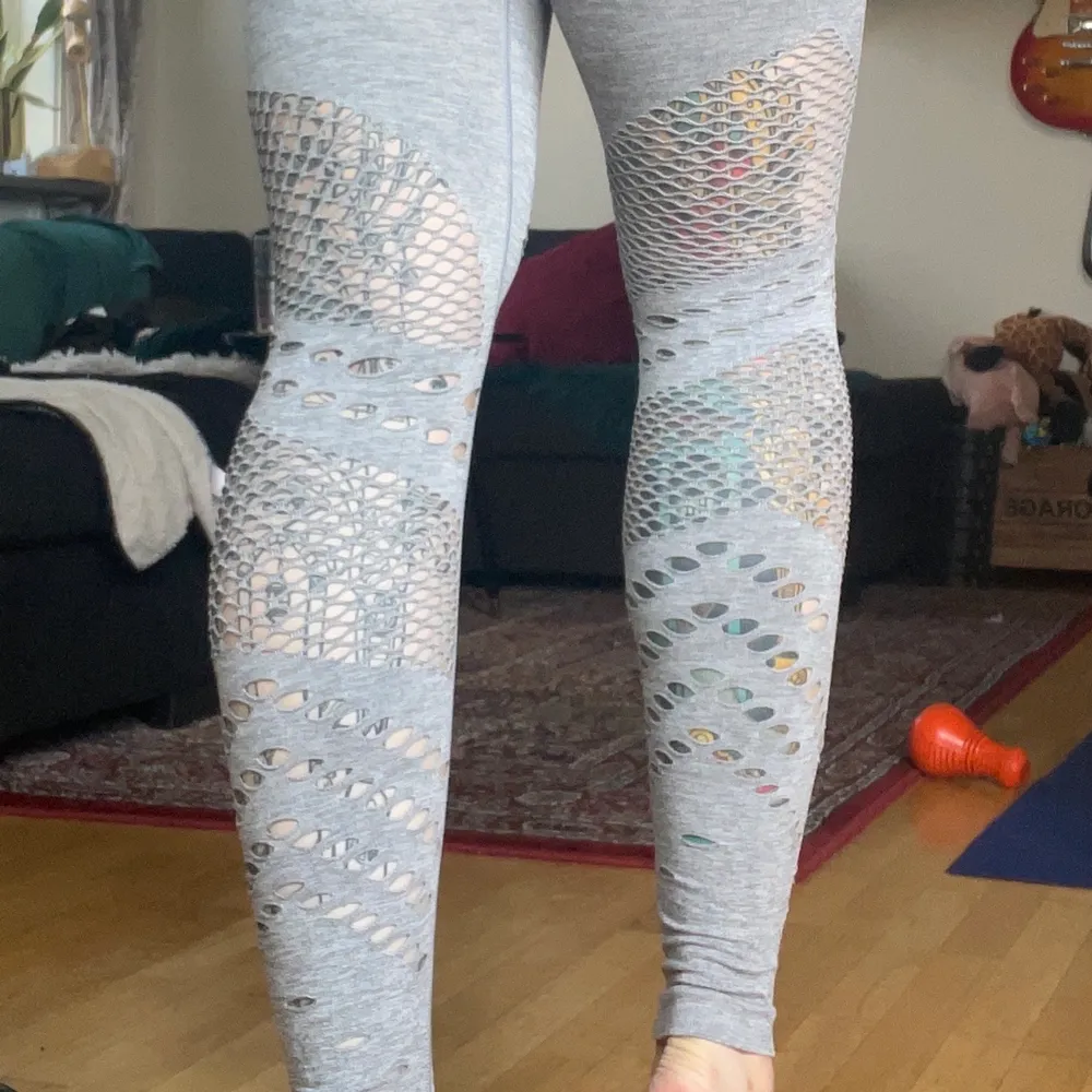 Better Bodies populära Waverly leggings i grått. Storlek XS. Nypris 499:- Oanvända. Endast testade. Köparen betalar frakt. Kan mötas upp i Göteborg. I hemmet finns en hund. . Jeans & Byxor.