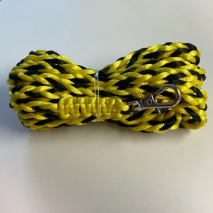Flätat koppel 3,5meter - Flätat koppel tillverkat av mig (@emilias_selar_ på Instagram) lite mer än tre meter, gult och svart, skriv till mig här eller på Instagram 
