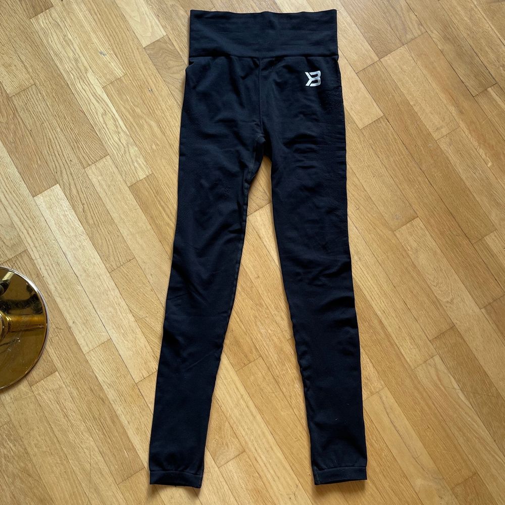 Better Bodies populära Rockaway leggings i storlek S. Använda två gånger. Nypris 499:- lite noppriga på vänster höft och höger lår, men knappt märkbart. Super high waist och skönt material som andas bra. Köparen betalar frakt. Kan mötas upp i Göteborg. I hemmet finns en hund (leggingsen är såklart nytvättade, men bra att veta för allergiker). Jeans & Byxor.
