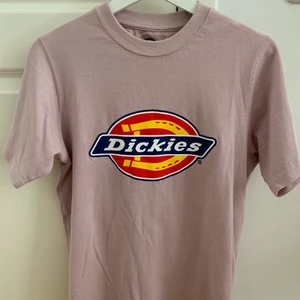 Dickies t-shirt - Rosa Dickies t-shirt i storlek XS. Den är endast använd en gång och är i toppskick. Nypris för denna är 299kr, men jag säljer den för 89kr.