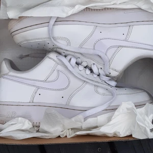 Nike air force 1 - Denna sko har använts någon gång i veckan under våren 2021 och är fortfarande i bra skick. Lite skav vid hälen men inget som syns utifrån. Skorna har ljus lila detaljer. Orginal pris 1200 kr. Frakt betalas av köparen.