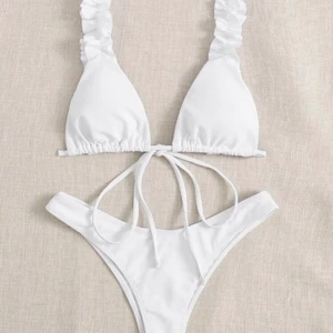 Vit bikini - Super fin bikini som aldrig är använd. Troslappen fortfarande kvar! Säljer då den inte kommer till användning. Skriv ifall du undrar något☺️