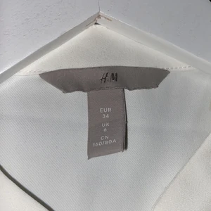 tröja/blus 34  - Fick av mamma förra året, så nästan aldrig använd Max 1-2 ggr. Är väldogt snygg att stoppa ner i ett par svarta jeans men inte rikigt min stil😅 passar bara annars jag är en xs