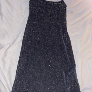 Glittrig klänning  - Super fin glittrig klänning, aldrig använd. Den sitter extremt fint på kroppen