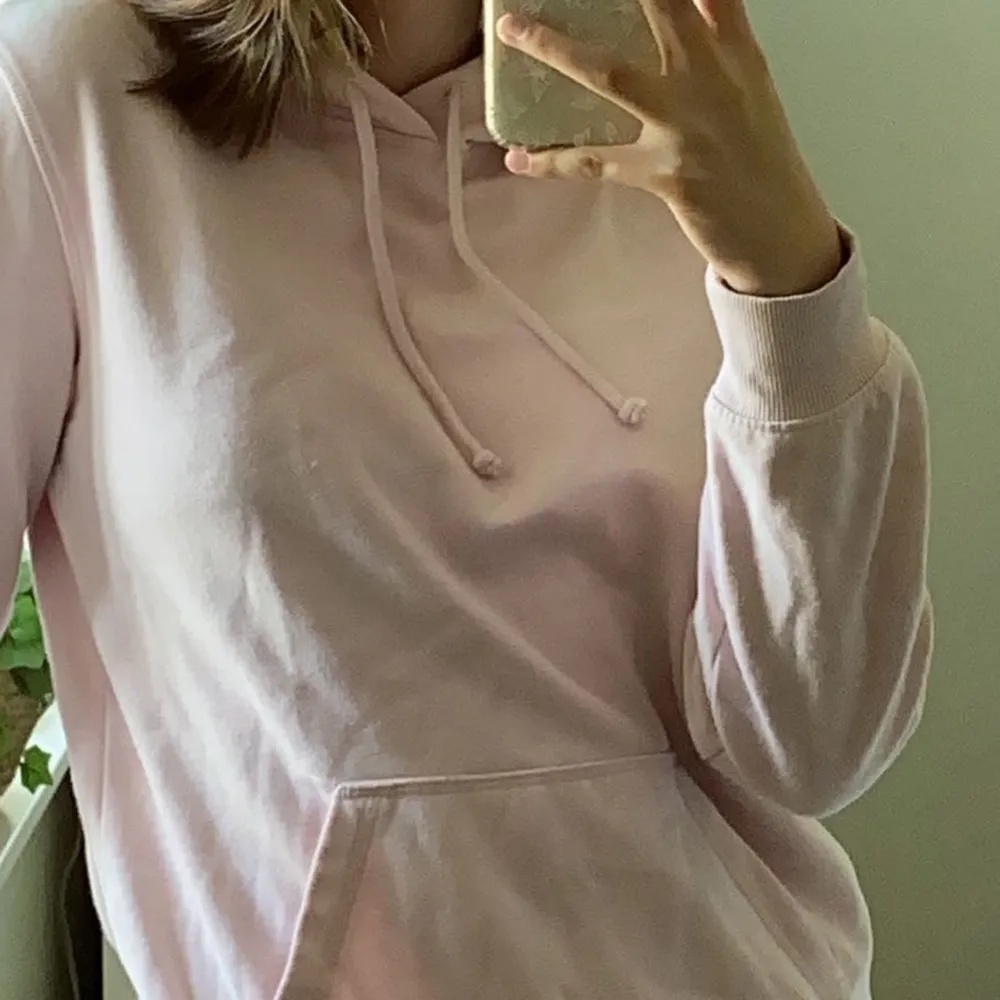 Säljer min rosa hoodie då den börjar bli för liten 🌸. Hoodies.