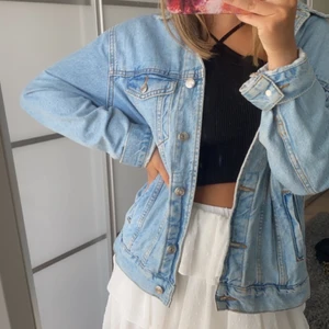 Jeansjacka från Ginatricot - Oversized jeansjacka i en ljusblå härlig färg från Ginatricot. Stl S. 