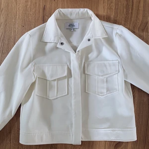 Tunn vit jacka - Säljer en tunn vit jacka från Emilie Britning x NA-KD. Fint skick, endast använd ett fåtal gånger. 150kr + frakt