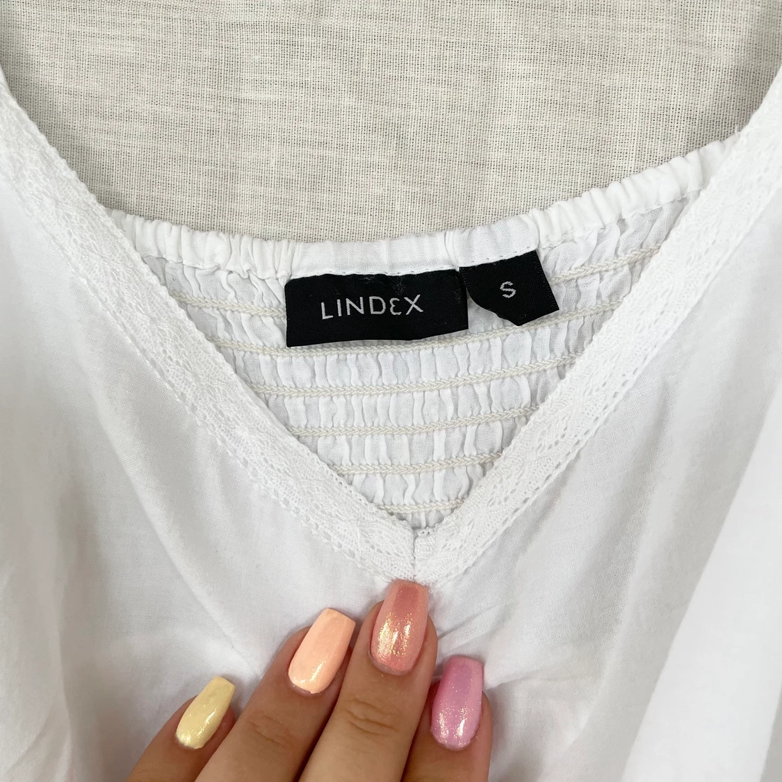 Linne med spetsdetalj - 91