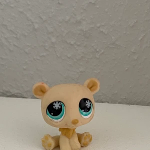 Lps - Jag säljer just nu mina gamla ”Little Pet shop”, eftersom dessa figurerar inte går att få tag på i butik så har de fått ett stort värde på sig. Vissa e dyrare än andra då de är Rare, vilket innebär att de finns få av dessa å då höjer deras värde! Betalning sker via Swish och köparen står för frakten!🤍