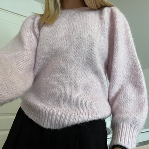 Stickad tröja  - Säljer denna fina stickade tröjan, aldrig använd så prislappen finns kvar. Köpare står för frakt.