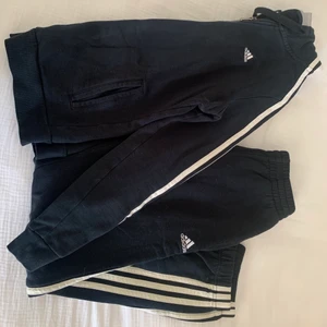 Adidas tracksuit - Adidas tracksuit, kofta med luva och mjukisbyxor i strl S/34-36. Mjukisbyxorna har resår i midjan och vid anklarna. Köparen står för frakt men jag kan även mötas upp i Göteborg ✨