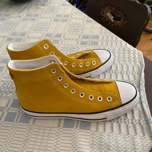 Converse chucks high storlek 40 - Gula Chuck Taylors i storlek 40