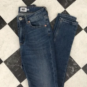 Jeans - Fina jeans i en mörkblå färg, dom är köpta på lager 157 och är i modellen vintage snake, säljer på grund av att dom inte passar mig, använda 1 gång💕