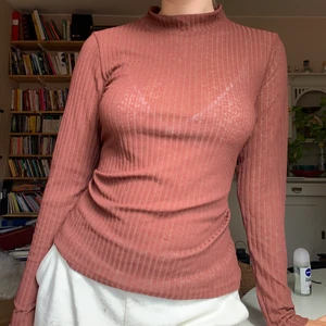 🌹terracottafärgad polotröja🌹 - 🌹Terracottafärgad, lite genomskinlig polotröja i storlek M men den sitter även ganska bra på mig som brukar ha S🌹