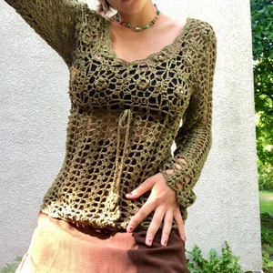 Virkad kofta - Så så söt virkad kofta köpt secondhand. Frakt tillkommer, DMa om du har frågor ♥️♥️🥰