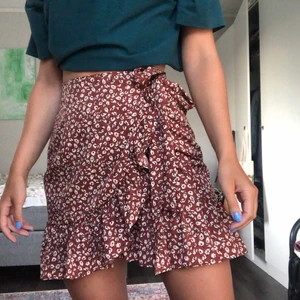 Somrig kjol - En blommig kjol köpt på Plick men helt oanvänd. Den har resår där bak men också knytband så du kan välja hur hårt midjan ska sitta! Märket är only. Bara att höra av sig vid frågor!