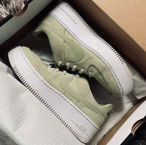 Nike Air Force 40  - Fint skick! knappt använda, köpte dem här på sidan men blev inte använda här hos mig 🌾 storlek 40 men passar en 39 också!